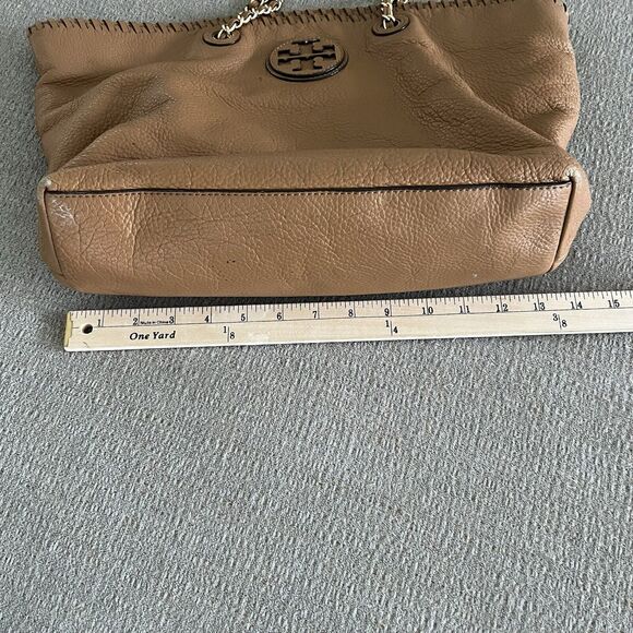 Tory Burch Marion East-West Tote in Royal Tan Pebbled Leather Gold Link Handle - Picture 7 of 12